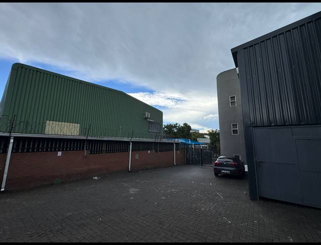 1,350M² WAREHOUSE FOR SALE IN EASTGATE